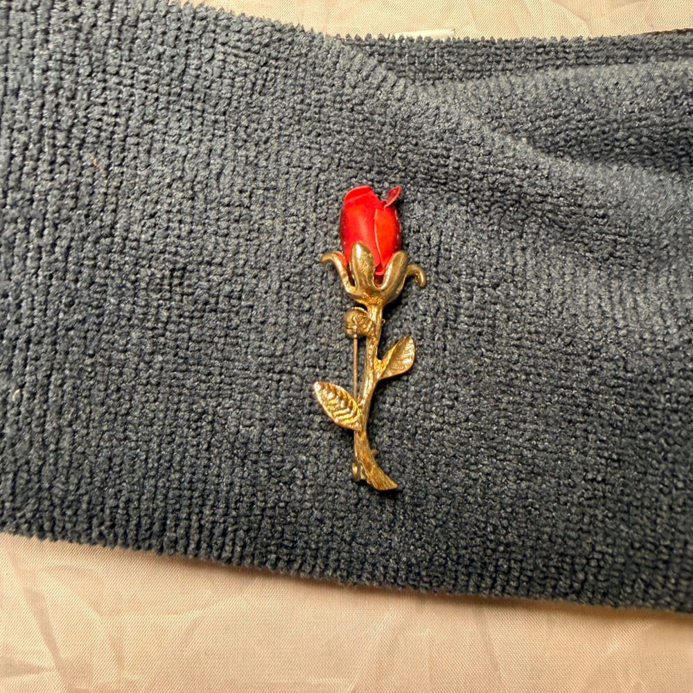 VTG Rose Brooch Pin Gold Tone Metal Floral Flower Stem Petal Enamel Accent 2in